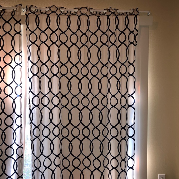 2 curtain panels - Picture 2 of 2